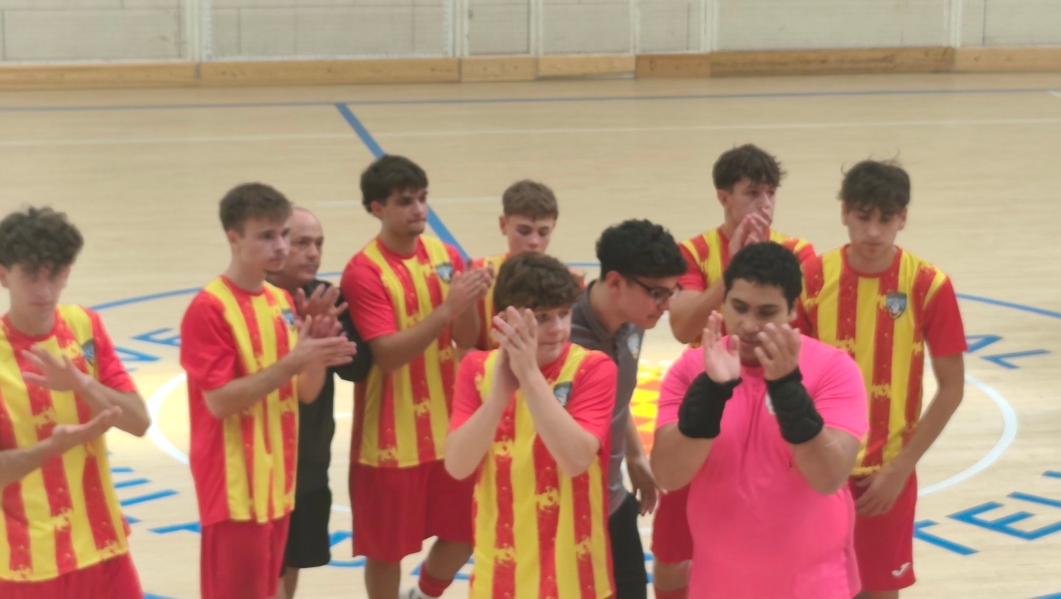 Jugadors del Juvenil del CEFS Manlleu aplaudint després del partit a Centelles